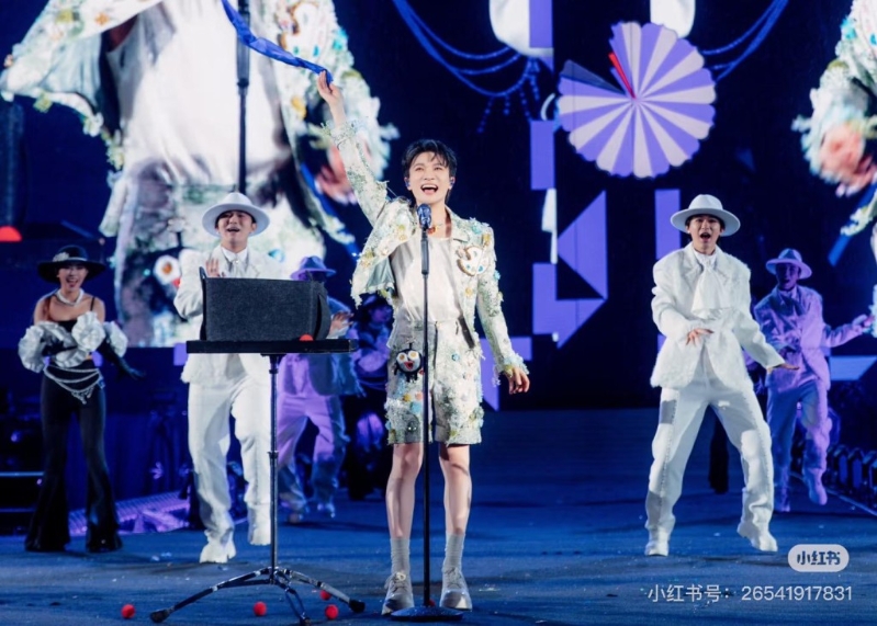 周深凭藉天籁之音成为“国宝级歌手”。